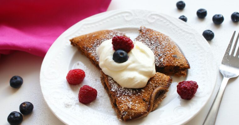 Omlet czekoladowy z bitą śmietaną i owocami