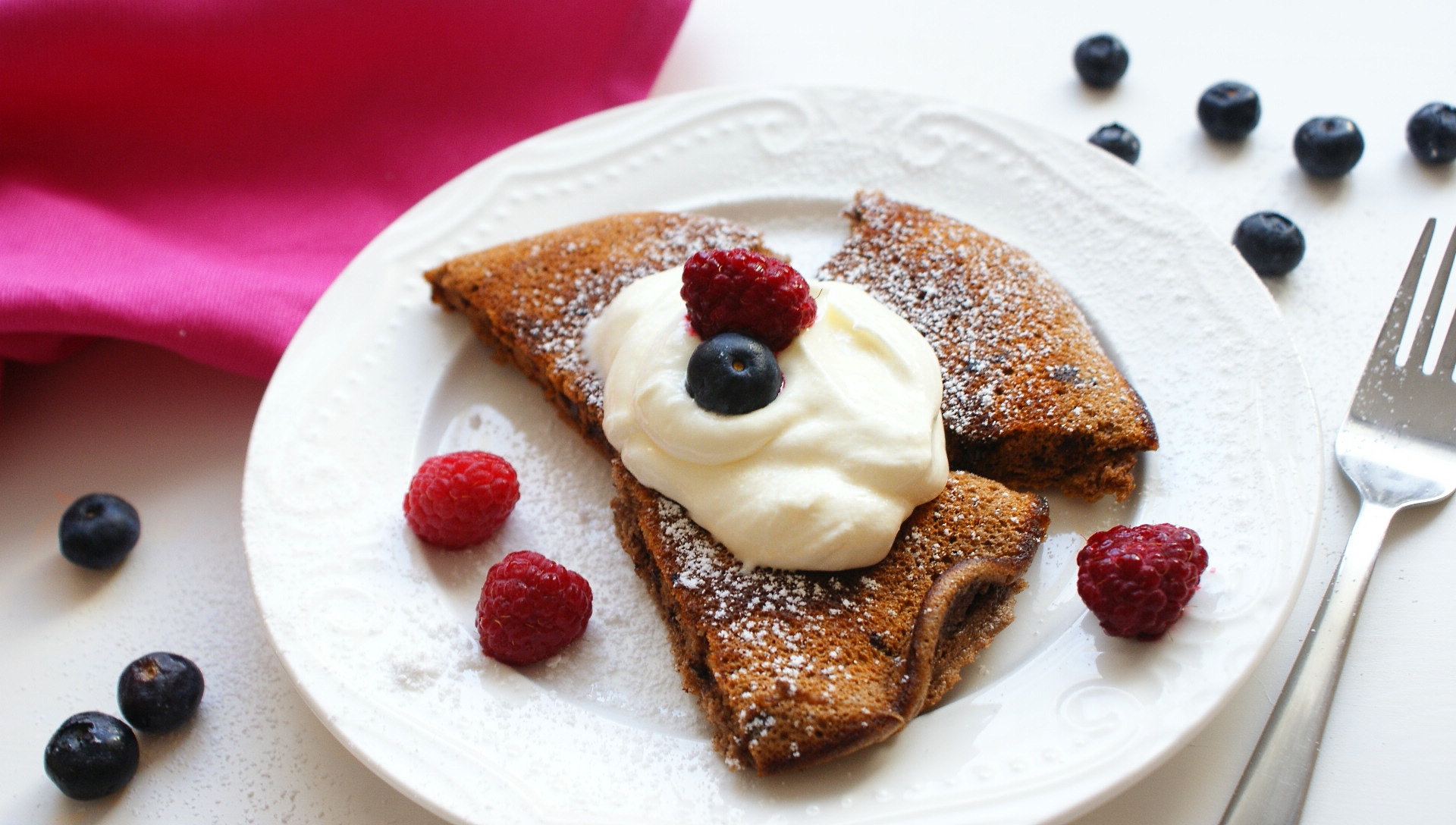 Omlet czekoladowy z bitą śmietaną i owocami