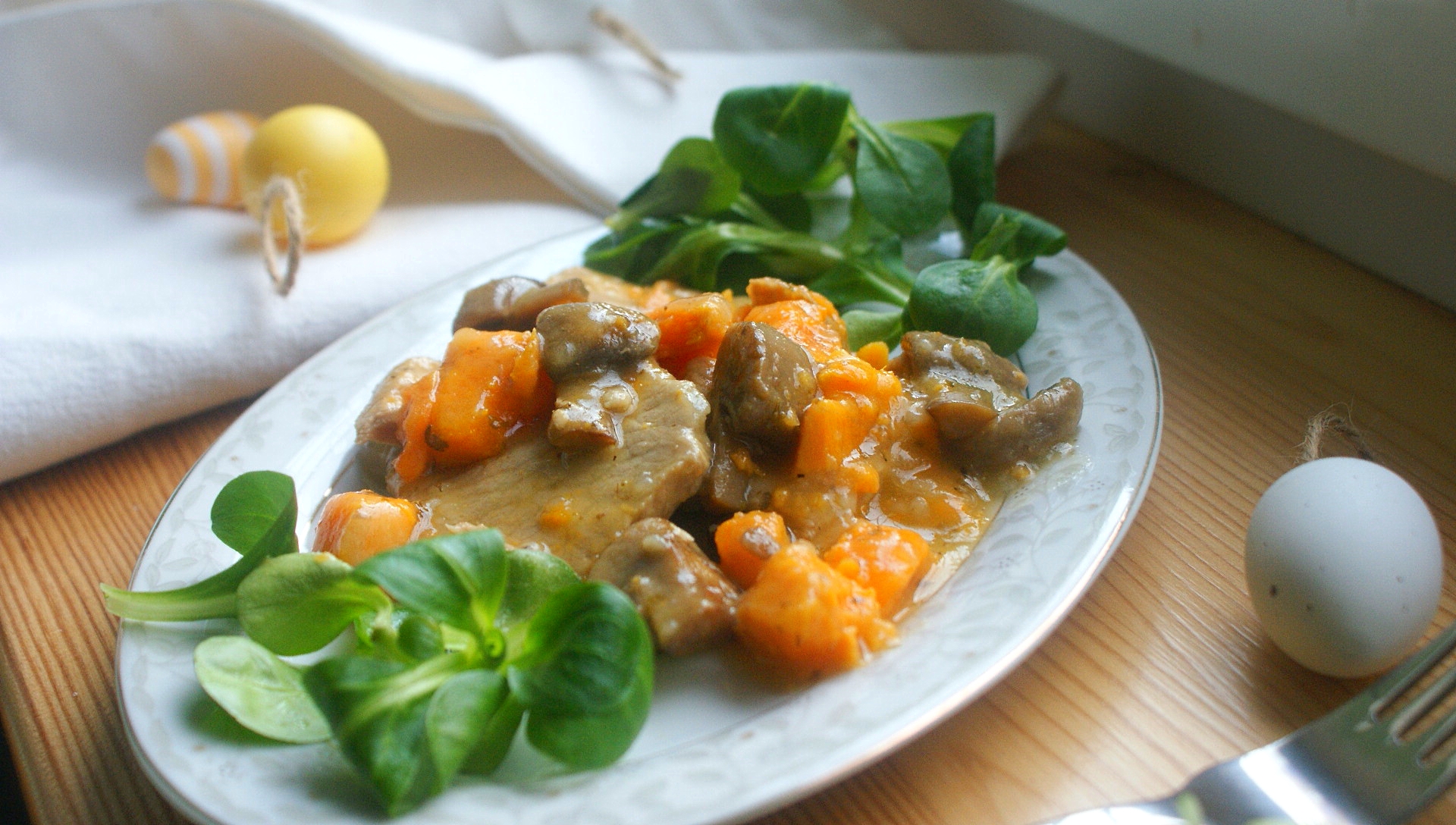 Miękki schab w sosie z batatem i pieczarkami